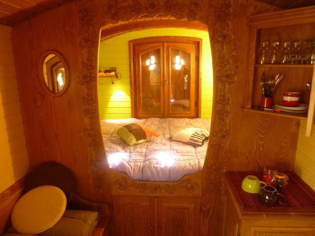 La Roulotte De Pommette Et Billy Bed & Breakfast La Hoguette Room photo